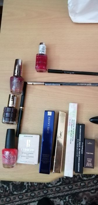 Cosméticos de várias marcas.