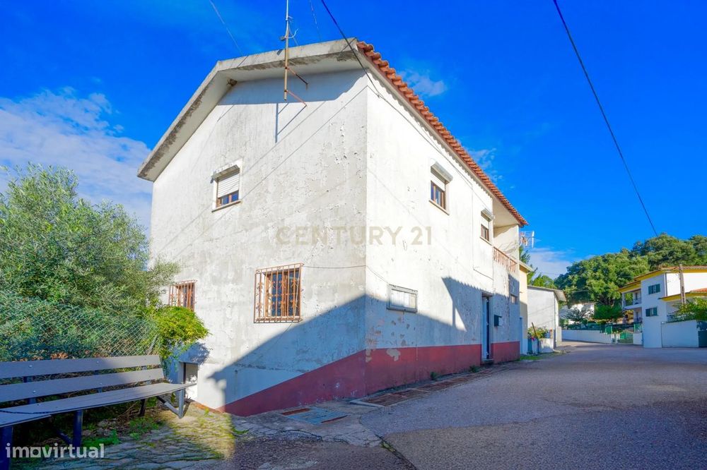 Moradia T3 tradicional com adega, jardim e vistas boas em Alge