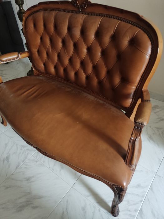 Cadeirão em pele e madeira
