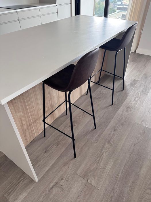 Cadeiras altas em pele castanha