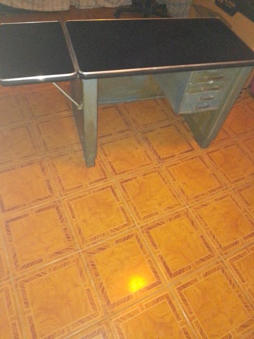 Secretária em metal