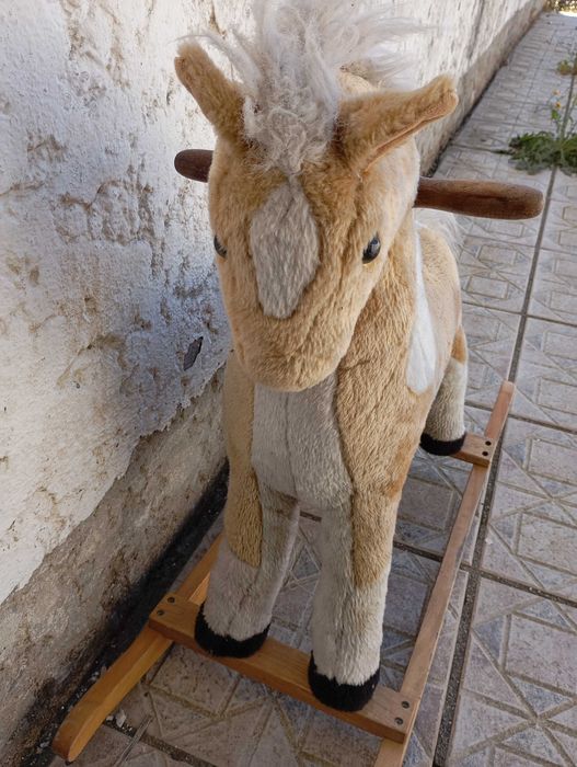 Cavalinho de balanço para criança
