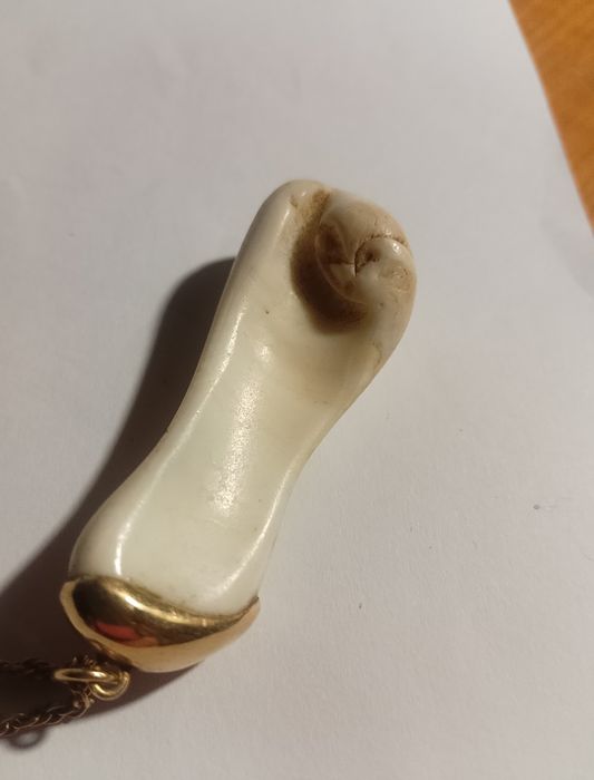 Pendente único no mundo em forma de pé esculpido pelo mar e fio