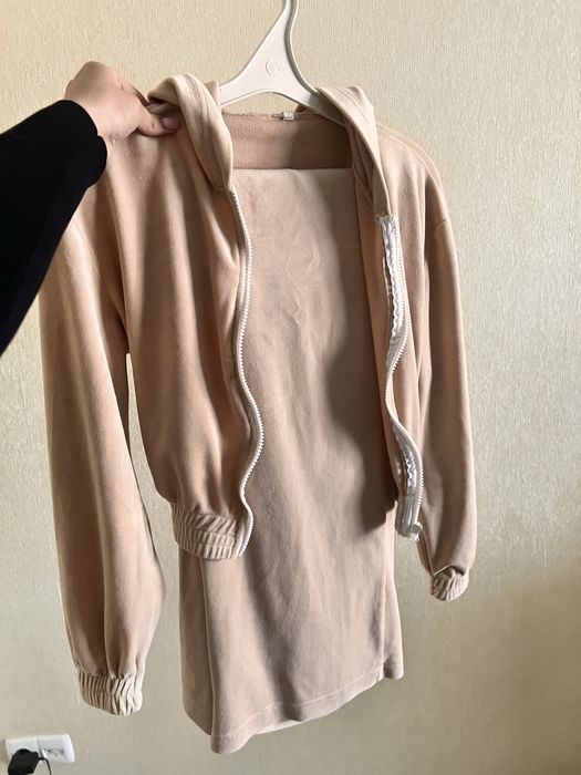 Жіночий костюм, бежевого кольору