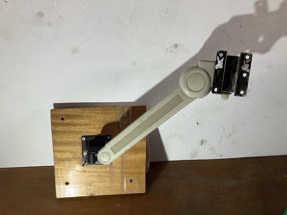 Braço oscilante para monitores PC ou TV