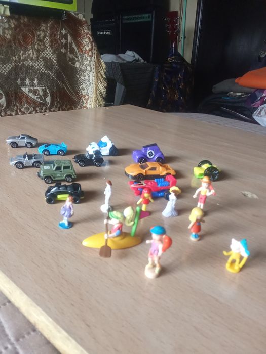 Carrinhos e bonecos miniatura