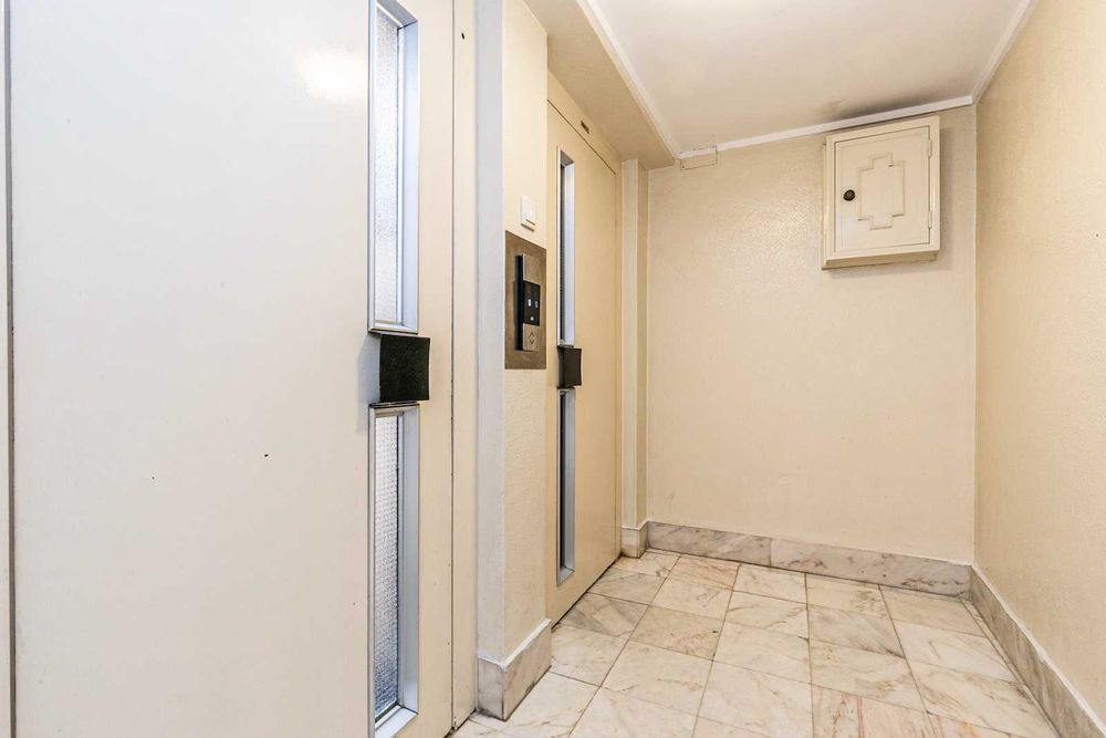 Quarto mobilado, em apartamento com 3 Casas de Banho, Cozinha, Lavandaria