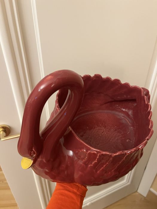 Piękny bordowy czerwony łabędź ozdoba misa donica