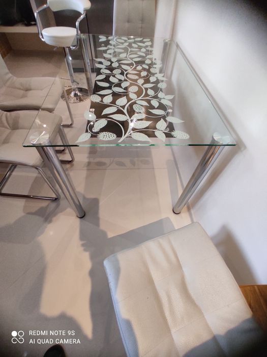 Szklany stół z pułką.