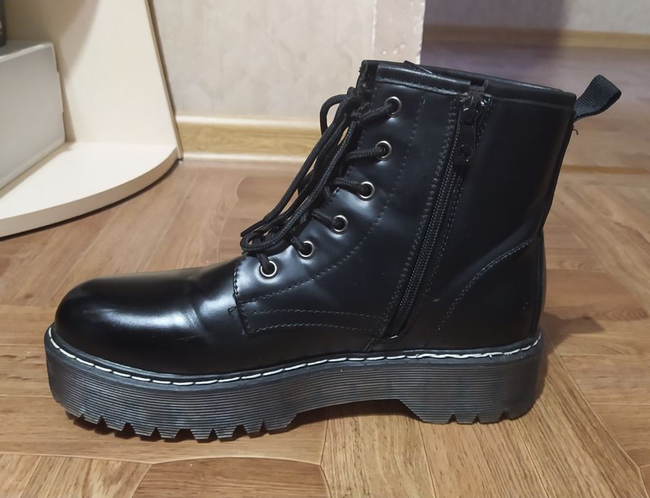 Чёрные женские сапоги "Мартинсы", 40 размер