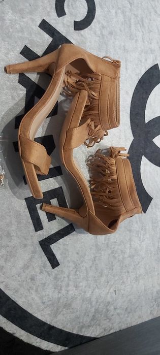 Brazowe obcasy z frędzelkami