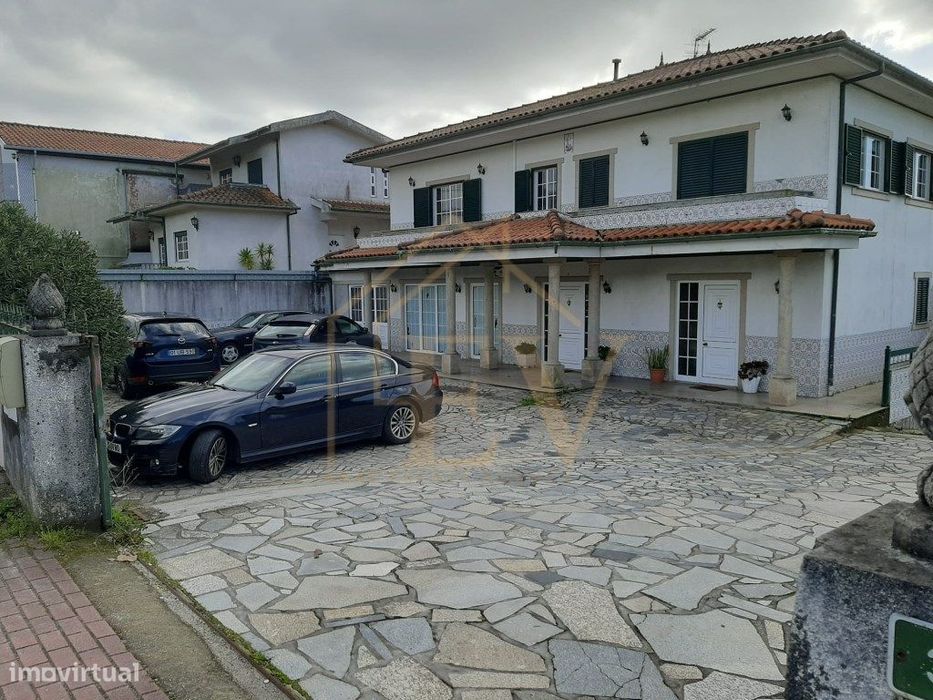Moradia Tri-familiar em Serzedelo Guimarães com terreno de 800m2