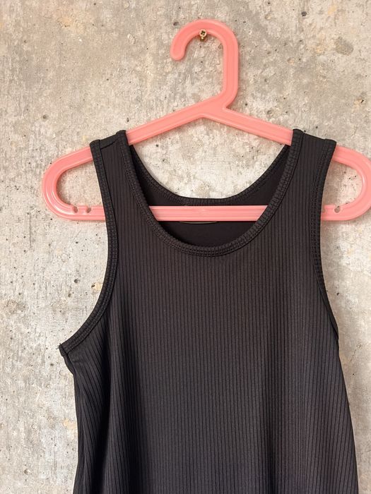 Sportowy strój na fitness spodenki z koszulką połączone