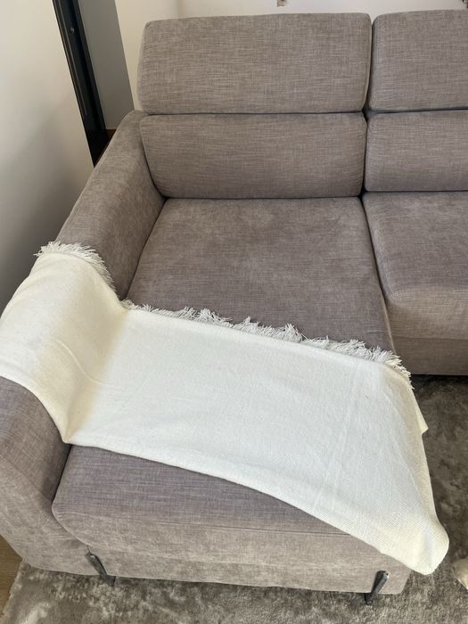 Sofá bege com detalhes em prata