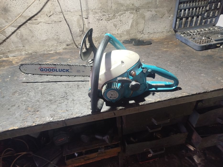 Бензопила Макита.