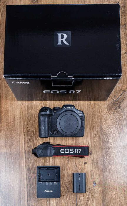 Canon EOS R7 – Stan jak nowy – < 1000 kliknięć – Pełny zestaw