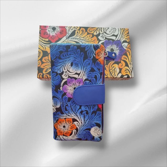 Carteira em pele 
Novo na caixa 
Tamanho 14*10