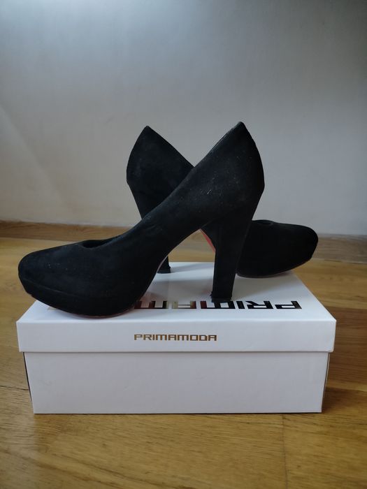 Czarne buty na obcasie, czerwona podeszwa