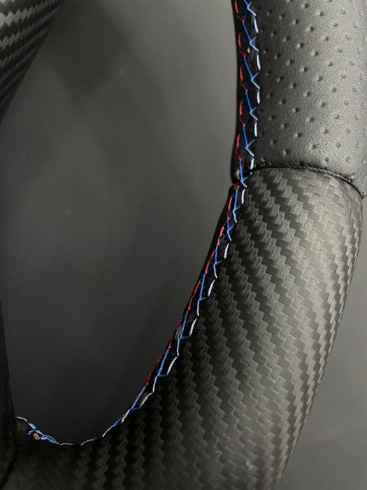 Apresentamos  volante BMW E 60  estofado em pele perfurada e carbono,