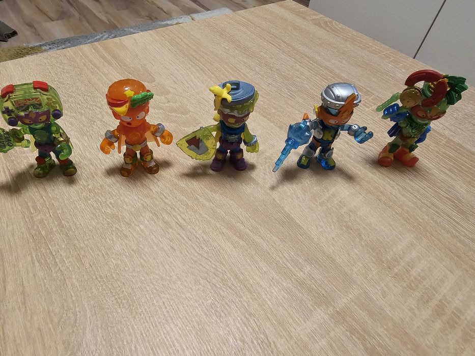 5 średnich figurek super zings