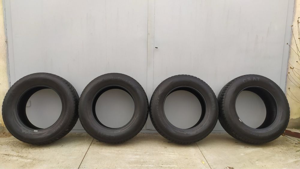 Продам зимову гуму 235 65 R17