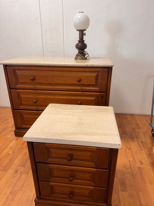 cômoda grande de mármore com duas mesas de cabeceira