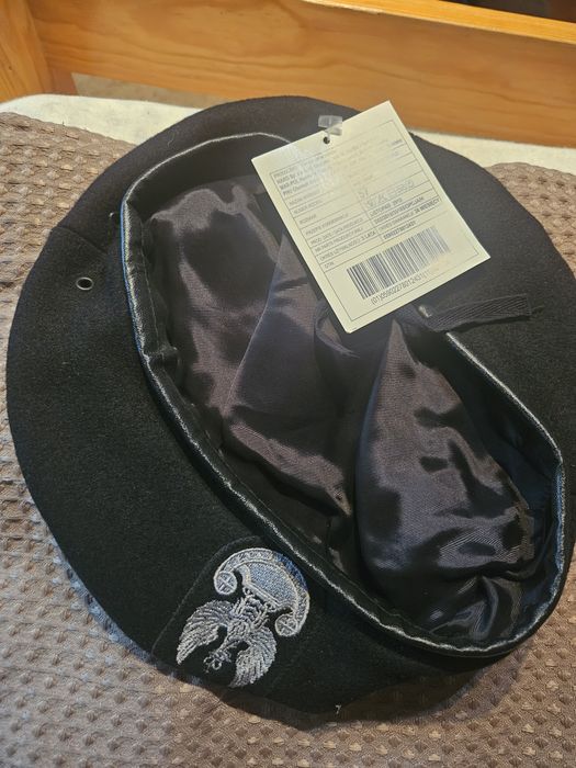 Beret koloru czarnego