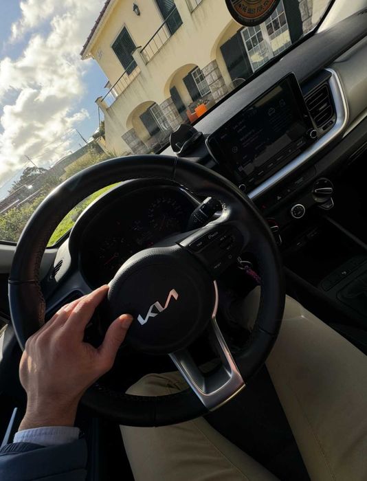 Kia Stonic 2023 apenas 35mil km( com Garantia)