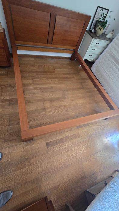 Cama moderna com colchão