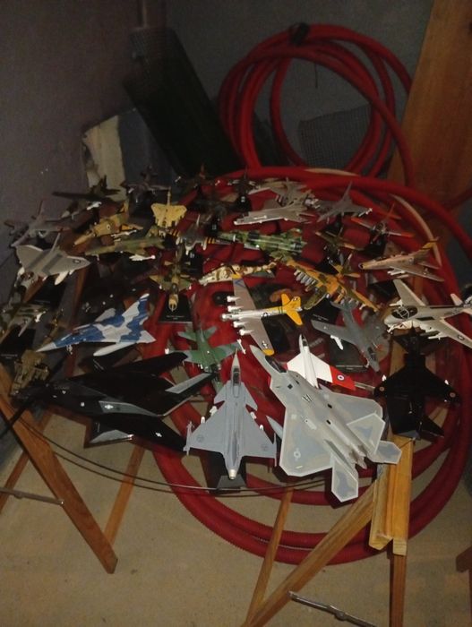 Vendo coleção de 64 aviões e 12 helicópteros  de vários paise