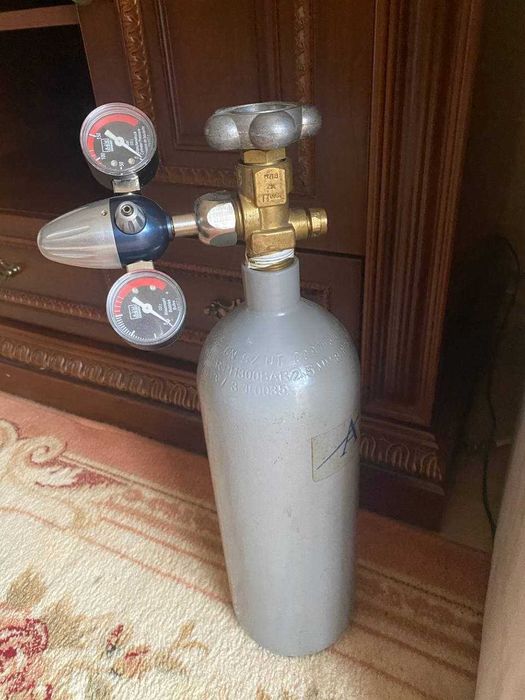 Углекислотный баллон с редуктором