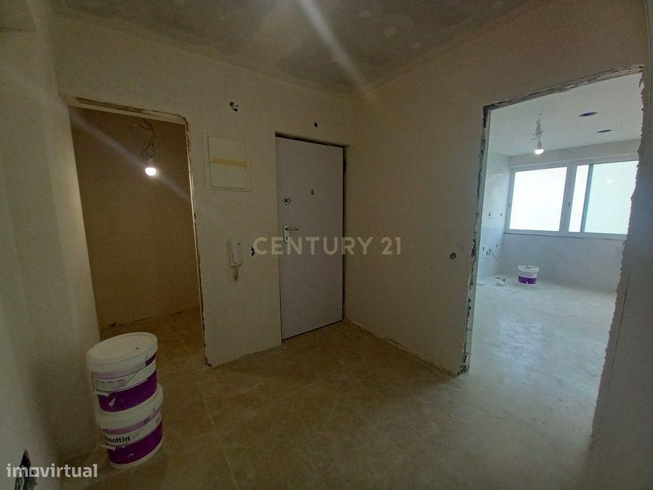 T2 Totalmente Remodelado no Carregado – Cozinha Equipada e Excelente A