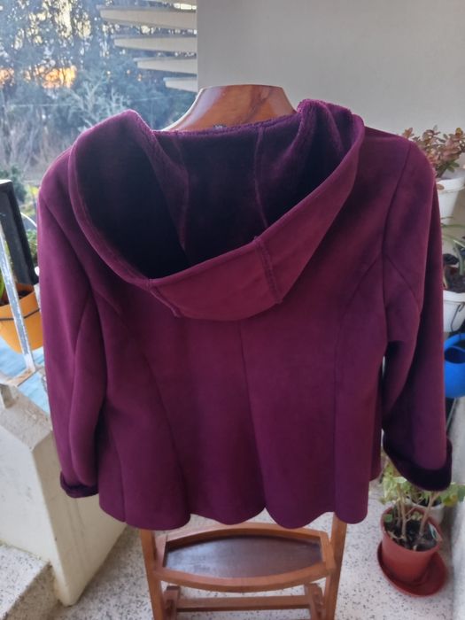 Casaco de pelo e pele artificial  com capuz 
Com