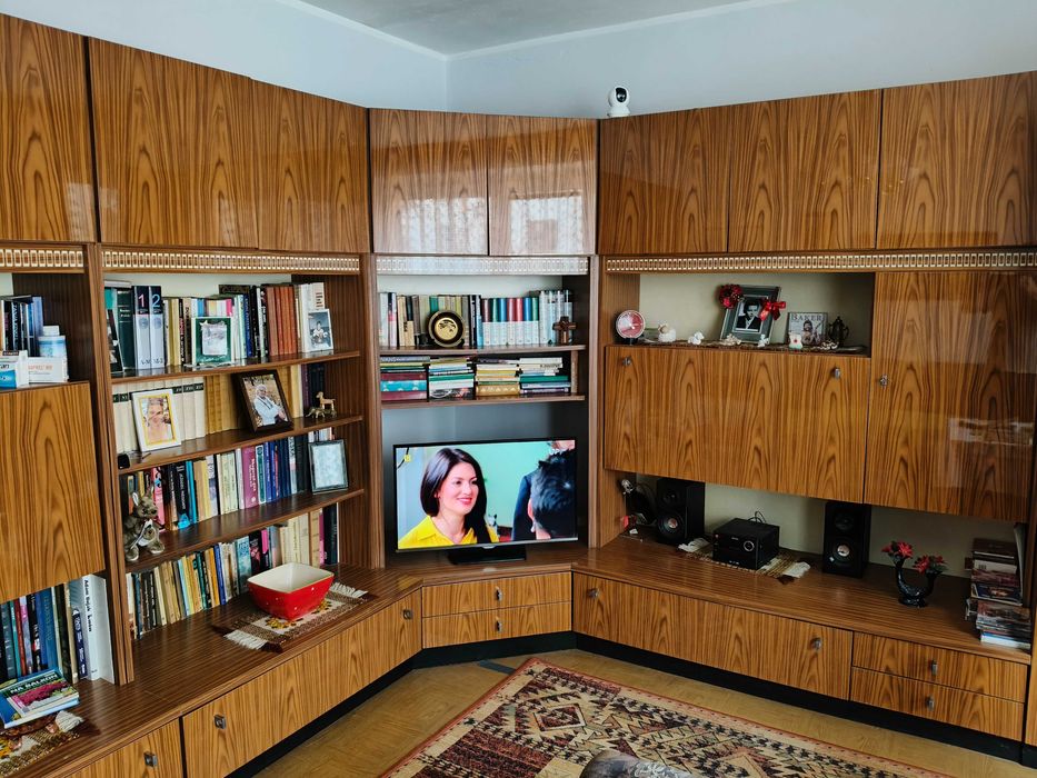 Regał na wysoki połysk, młodzieżowy i inne meble z lat PRL za darmo