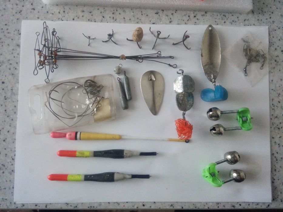 Рыболовные блесны и другие снасти.