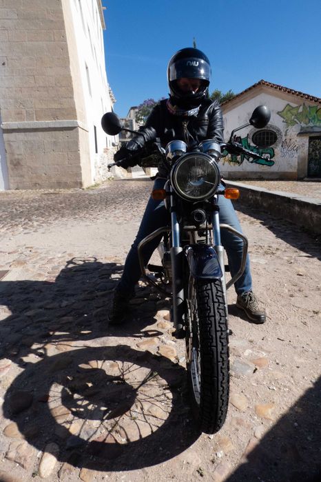 Um clássico da Yamaha - moto Yamaha SR 250, com extras