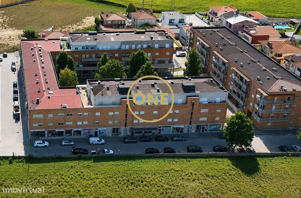 Apartamento T3 com Garagem, Duas Frentes e Excelente Localização Junto