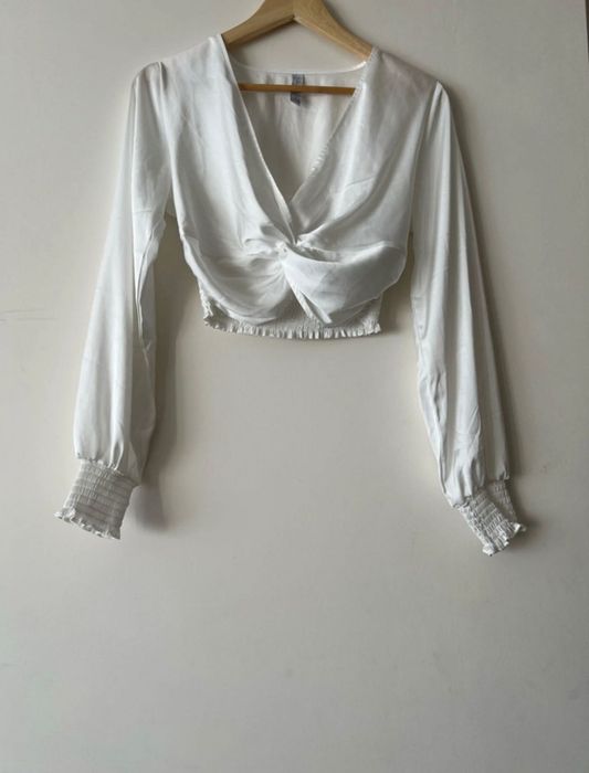 Biała satynowa bluzka crop top Amisu z węzłem rozmiar S