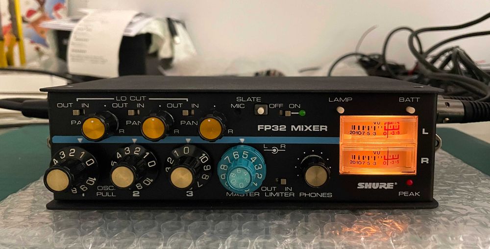 Mesa portátil de mistura e de preamplificação de microfones Shure FP32