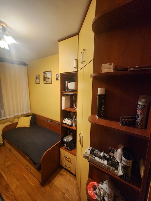 Meble dziecięce z łóżkiem i biurkiem