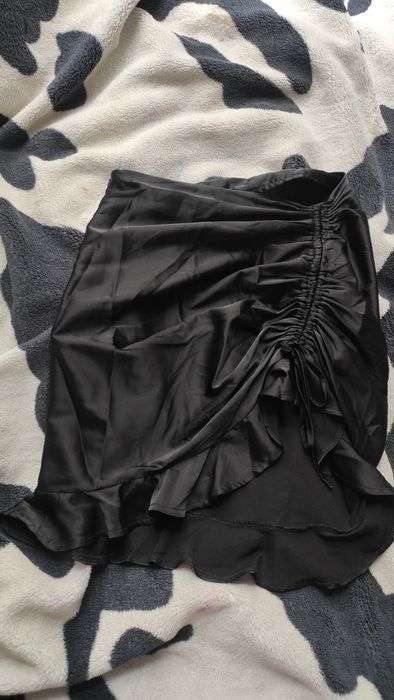 Czarna satynowa spódniczka