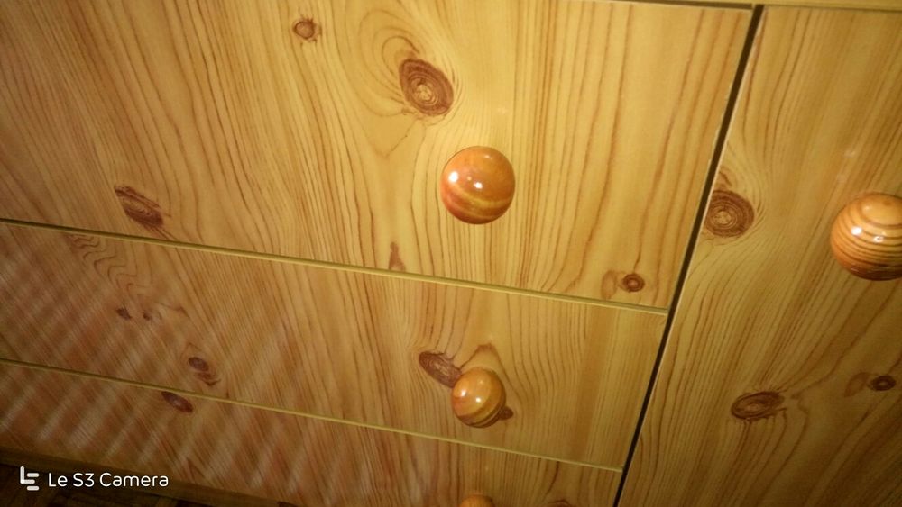 Cómoda grande com espelho, pinho mel, bom estado.