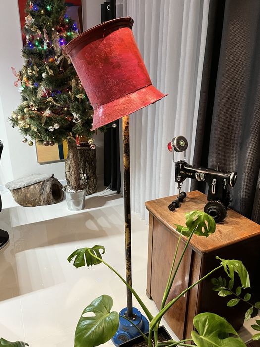 Lampa stojąca z recyclingu