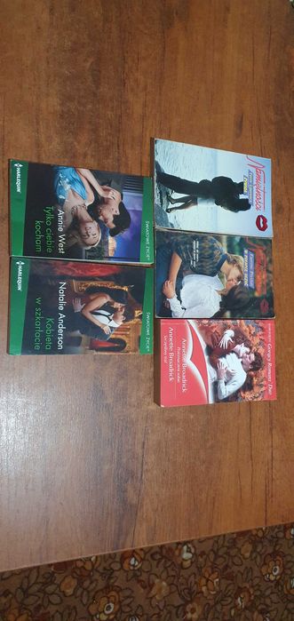 Książki 5 sztuk Harlequin różne rodzaje