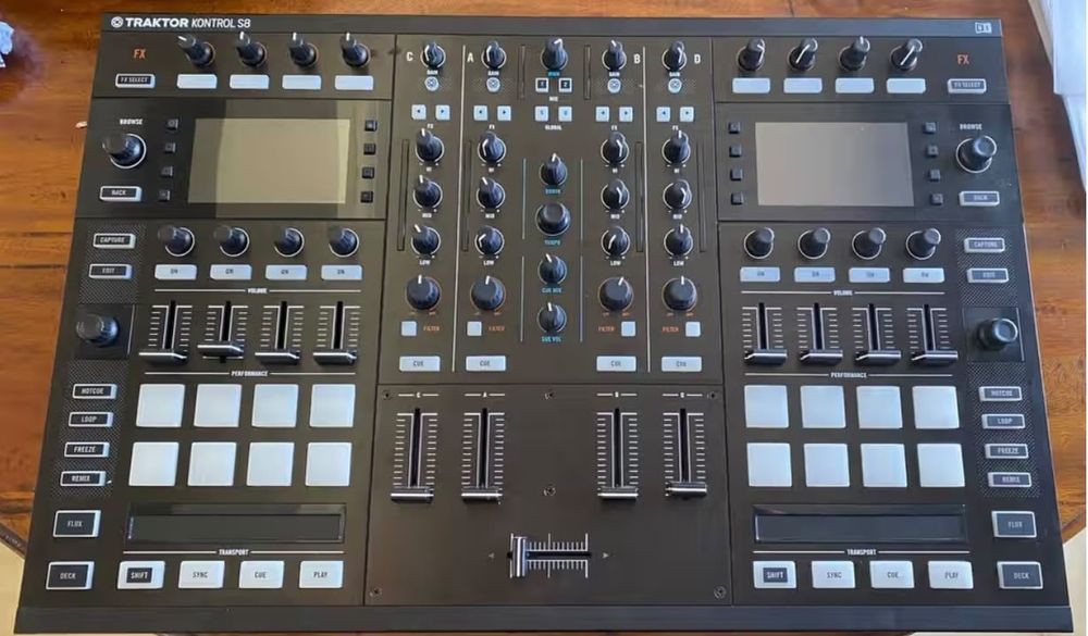 Controladora Traktor KONTROL S8