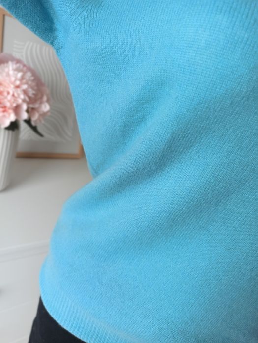 Elegancki turkusowy sweter dekolt V w serek v-neck wełniany M/38 puszy