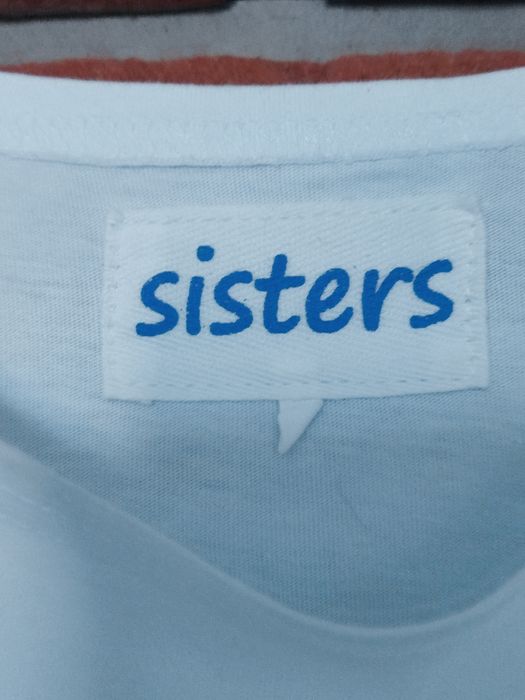 Sisters. Bluzka damska z krótkim rękawem. Luźny krój. Rozmiar M