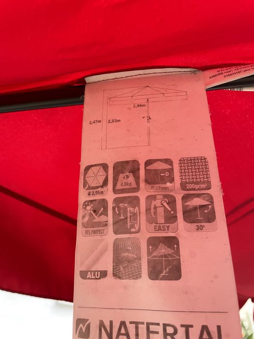 Guarda-sol grande vermelho com base