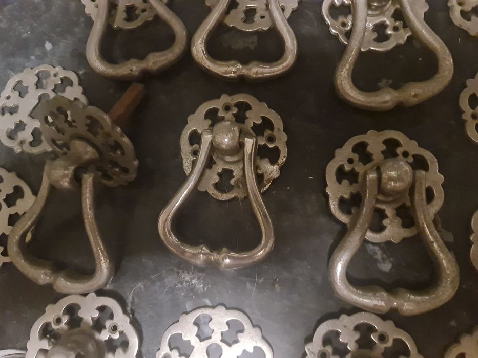 8 Puxadores e 7 molduras de fechadura  muito antigos