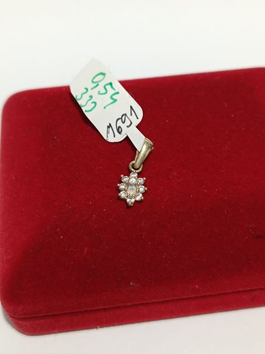 Złoty wisiorek kwiatek z białymi cyrkoniami, złoto próby 333